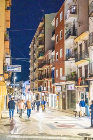 Foto de Ronda, España - 6 de abril de 2023: Calles de Ronda por la noche, Ciudad Mora Española. - Imagen libre de derechos