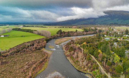 Foto de Vista aérea del paisaje de Turangi al atardecer, Nueva Zelanda. - Imagen libre de derechos