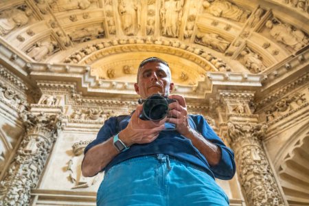 Téléchargez les photos : Photographe homme prenant des photos à l'intérieur de la cathédrale de Séville. - en image libre de droit