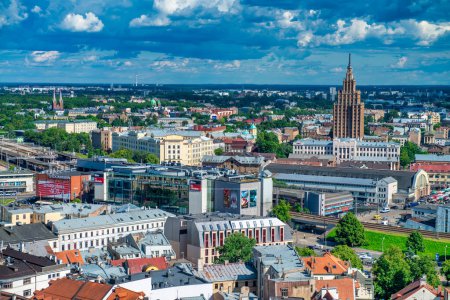 Téléchargez les photos : Riga, Lettonie - Le 7 juillet 2017 : Riga skyline par un après-midi ensoleillé. - en image libre de droit