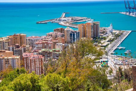 Téléchargez les photos : Malaga, Espagne. Vue aérienne du port de Malaga et des toits de la ville depuis le château de Gibralfaro. - en image libre de droit