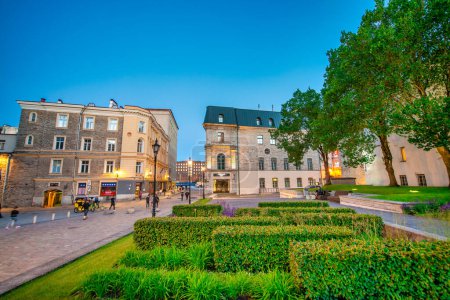 Téléchargez les photos : Tallinn, Estonie - 14 juillet 2017 : Rues et bâtiments médiévaux de Tallinn par une nuit d'été. - en image libre de droit