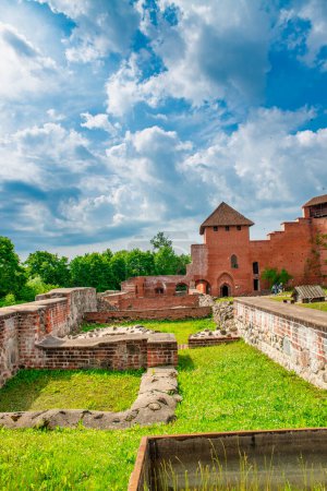 Téléchargez les photos : Sigulda, Lettonie - 13 juillet 2017 : Château de Turaida en été. - en image libre de droit