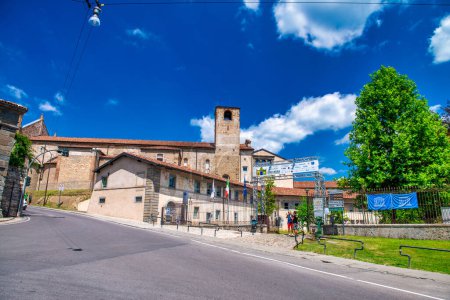 Foto de Bérgamo, Italia - 16 de julio de 2017: Calles y edificios medievales de Bérgamo Alta en un soleado día de verano. - Imagen libre de derechos