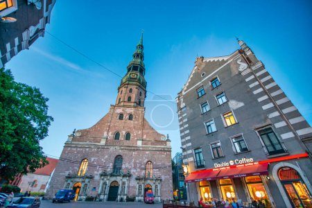 Téléchargez les photos : Riga, Lettonie - 7 juillet 2017 : Vieilles rues et bâtiments de Riga la nuit. - en image libre de droit