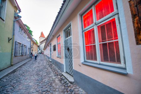 Téléchargez les photos : Tallinn, Estonie - 14 juillet 2017 : Rues et bâtiments médiévaux de Tallinn par une journée d "été. - en image libre de droit