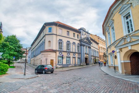 Téléchargez les photos : Vilnius, Lituanie - 9 juillet 2017 : Bâtiments anciens dans le centre-ville de Vilnius par une journée d'été ensoleillée. - en image libre de droit