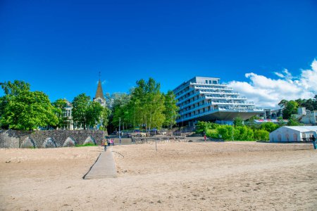 Foto de Jurmala, Letonia - 6 de julio de 2017: Jurmala Beach con edificios modernos. - Imagen libre de derechos