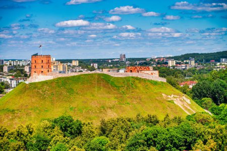 Téléchargez les photos : Château et collines de Vilnius, Lituanie. - en image libre de droit