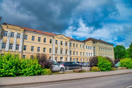 Foto de Tartu, Estonia - 14 de julio de 2017: Calles y edificios de la ciudad en un día soleado de verano. - Imagen libre de derechos