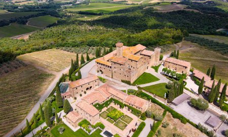 Téléchargez les photos : Vue Aérienne Du Château De Banfi Du Drone En Toscane, Saison De Printemps. - en image libre de droit