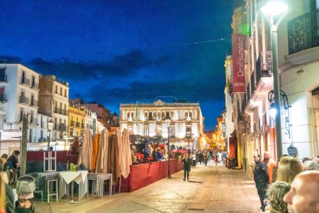 Foto de Ronda, España - 6 de abril de 2023: Calles de Ronda por la noche para la procesión de Pascua, ciudad mora española - Imagen libre de derechos
