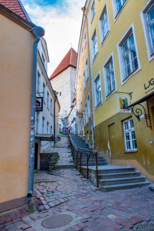 Foto de Tallin, Estonia - 15 de julio de 2017: Tallin medieval streets and buildings on a sunny summer day. - Imagen libre de derechos