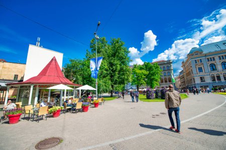 Téléchargez les photos : Riga, Lettonie - 7 juillet 2017 : Rues de Riga et bâtiments anciens par une journée ensoleillée. - en image libre de droit