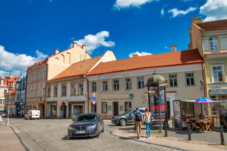 Foto de Vilna, Lituania - 10 de julio de 2017: Plaza de la Ciudad en un soleado día de verano. - Imagen libre de derechos