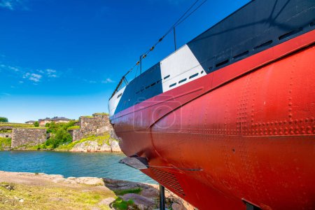 Téléchargez les photos : Un navire dans la forteresse de Suomenlinna, Helsinki. - en image libre de droit