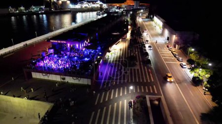 Foto de Madeira, Portugal - 2 de septiembre de 2022: Vista aérea de la gente bailando en la discoteca CR7. - Imagen libre de derechos