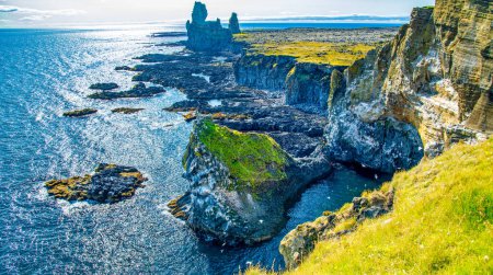 Téléchargez les photos : Beautiful coastline and rock formations in Londrangar, Iceland. - en image libre de droit