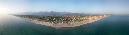 Foto de Vista aérea panorámica de la costa de Lido di Camaiore y Viareggio en temporada de verano. - Imagen libre de derechos