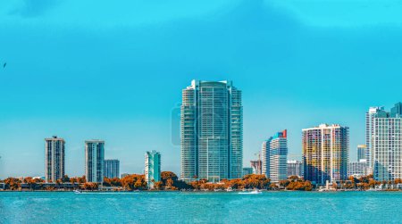 Foto de Centro de Miami horizonte panorámico al atardecer desde Miami Beach, Florida. - Imagen libre de derechos