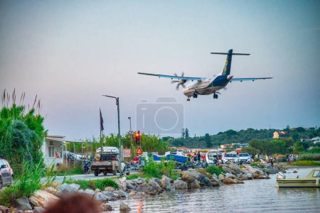 Foto de Skiathos, Grecia - 5 de julio de 2023: Avión olímpico que llega al aeropuerto de Skiathos. - Imagen libre de derechos
