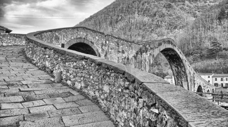 Téléchargez les photos : Famous Devil's Bridge in Garfagnana, Lucca - Italy. - en image libre de droit