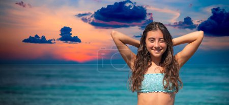 Téléchargez les photos : Une belle fille au coucher du soleil profite de la plage tropicale. - en image libre de droit