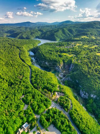 Foto de Vista aérea de los hermosos lagos y bosques de Plitvice, Croacia. - Imagen libre de derechos