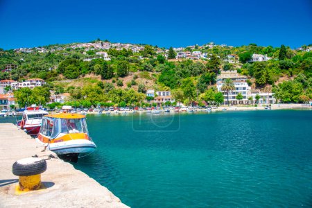 Téléchargez les photos : Skopelos, Grèce - 5 juillet 2023 : Port de Skopelos depuis un ferry en mouvement. - en image libre de droit