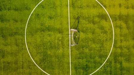 Foto de Vista aérea de un campo de fútbol vacío. Overhead hacia abajo imágenes 4K. - Imagen libre de derechos