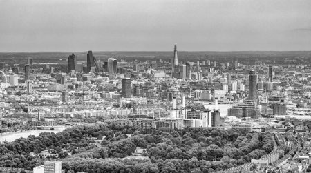 Foto de LONDRES, Reino Unido - 1 de julio de 2015: Vista aérea del horizonte de la ciudad desde el helicóptero - Imagen libre de derechos