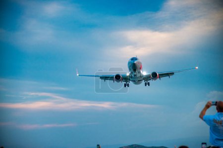 Téléchargez les photos : Avion arrivant à l'aéroport de Skiathos. - en image libre de droit