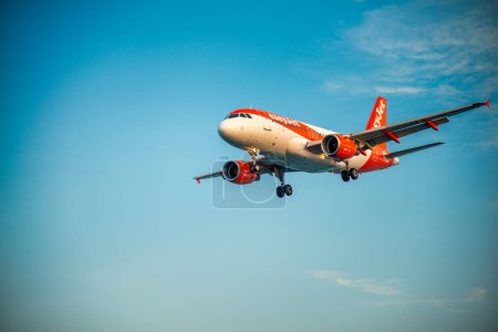 Téléchargez les photos : Skiathos, Grèce - 5 juillet 2023 : Arrivée d'un avion Easyjet à l'aéroport de Skiathos. - en image libre de droit