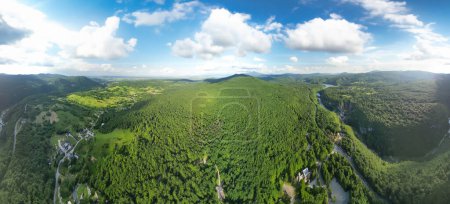 Foto de Vista aérea panorámica de los lagos y bosques de Plitvice en Croacia. - Imagen libre de derechos