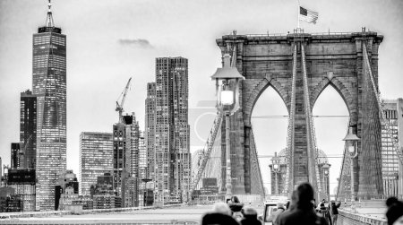 Téléchargez les photos : The Brooklyn Bridge at sunset and Downtown Manhattan lights, New York City. - en image libre de droit