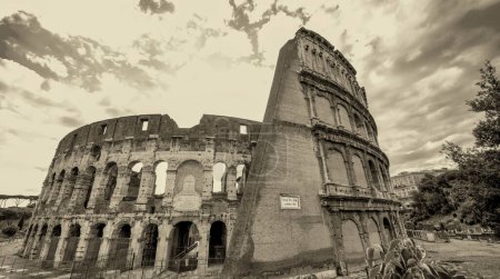Foto de El Coliseo y la plaza homónima en un día de verano, Roma, Italia. - Imagen libre de derechos