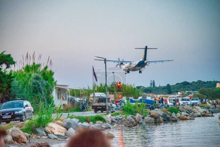 Téléchargez les photos : Skiathos, Grèce - 5 juillet 2023 : Avion olympique arrivant à l'aéroport de Skiathos. - en image libre de droit