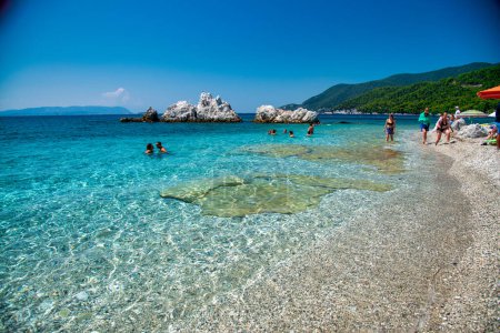Téléchargez les photos : Skopelos, Grèce - 4 juillet 2023 : Milia Beach in summer season, Skopelos, Grèce. - en image libre de droit