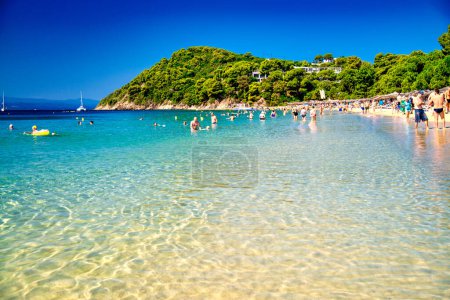 Foto de Skiathos, Grecia - 6 de julio de 2023: Koukounaries Beach con los turistas. - Imagen libre de derechos