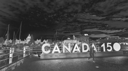Foto de Vancouver Island, Canadá - 14 de agosto de 2017: Canadá 150 signo por la noche, construido a lo largo de la bahía de James en Victoria para conmemorar el 150 aniversario de Canadá de la Confederación - Imagen libre de derechos