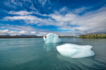 Téléchargez les photos : Icebergs à la plage de Jokulsarlon en saison estivale, Islande. - en image libre de droit