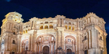 Téléchargez les photos : Vue panoramique de la cathédrale de Malaga la nuit. - en image libre de droit