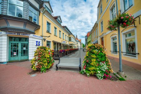 Foto de Parnu, Estonia - 6 de julio de 2017: Las calles de la ciudad en un día soleado de verano. - Imagen libre de derechos