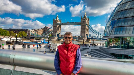 Téléchargez les photos : Un touriste masculin heureux à Londres, Royaume-Uni. - en image libre de droit