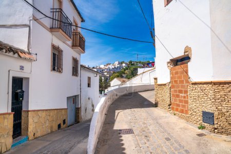 Foto de Setenil de las Bodegas. Típico pueblo andaluz con casas blancas y sreets con viviendas construidas en roca sobresale sobre Río Trejo. - Imagen libre de derechos