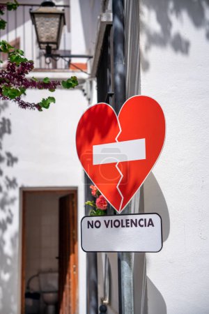Téléchargez les photos : Pas de panneau de rue de violence dans une petite ville européenne. - en image libre de droit