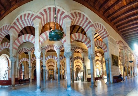 Téléchargez les photos : Cordoue, Espagne - 11 avril 2023 : La Mezquita (en espagnol pour mosquée) de Cordoue est une cathédrale catholique romaine et une ancienne mosquée. - en image libre de droit