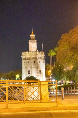 Foto de La Torre de Oro de noche en Sevilla, Andalucía - Imagen libre de derechos