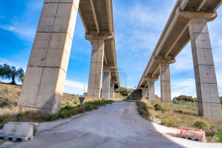 Téléchargez les photos : Un pont routier vu d'en bas. - en image libre de droit