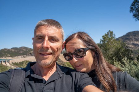 Téléchargez les photos : Joyeux couple en vacances visitant la campagne. - en image libre de droit